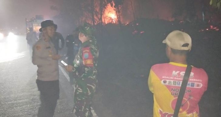 Api Membakar Lahan Dekat Jalan Trans Kalimantan, Tim Gabungan Tayan Hilir Bergerak Cepat