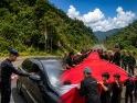 Semarakkan HUT Ke-81 RI, Brimob Kalbar Bentangkan Merah Putih Raksasa di Perbatasan Indonesia-Malaysia