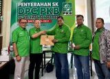 Photo of DPP PKB Serahkan SK DPC PKB se-Kalbar, Mulyadi Tawik: Segera Perkuat Konsolidasi dan Tingkatkan pengabdian ke Masyarakat