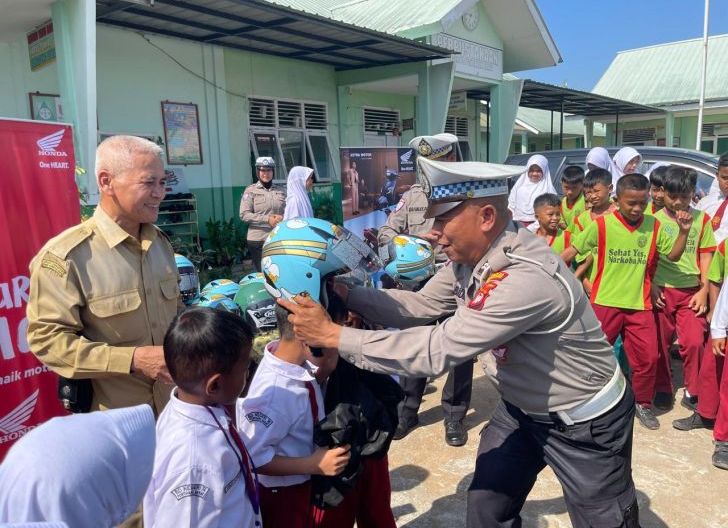 Photo of Rayakan Hari Anak, Astra Motor Kalbar bersama Satlantas Polresta Pontianak Edukasi Keselamatan Sejak Dini di SDN 74