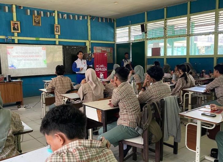 Photo of Tanamkan Budaya Cari Aman kepada Pelajar SMAN 5 Pontianak, Astra Motor Kalbar Perkuat Edukasi Safety Riding