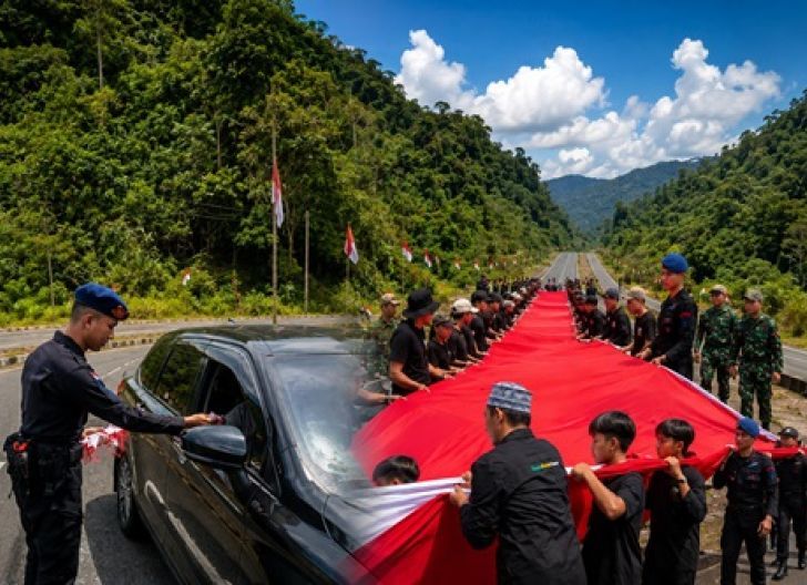 Photo of Semarakkan HUT Ke-81 RI, Brimob Kalbar Bentangkan Merah Putih Raksasa di Perbatasan Indonesia-Malaysia