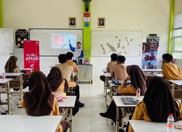 Photo of Astra Motor Kalbar Perkuat Cari Aman di SMAN 11 Pontianak untuk Bekali Budaya Tertib Berlalu Lintas pada Pelajar
