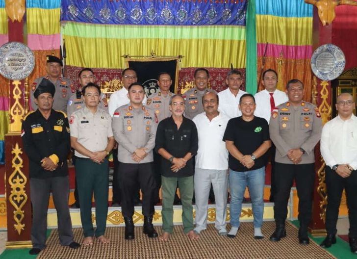 Photo of Kapolres Sanggau Rangkul Tokoh Adat Melayu, Bangun Sinergi Demi Kamtibmas yang Kondusif