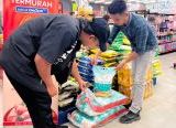 Photo of Bulog Kanwil Kalbar Distribusikan Beras Premium ke Pasar Ritel Modern