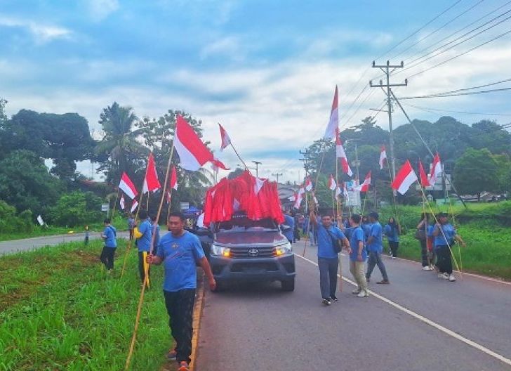 Photo of Simbol Kedaulatan yang Dijaga Bersama Dansatgas BAIS TNI: 5.000 Bendera Merah Putih Berkibar di Perbatasan Kalbar