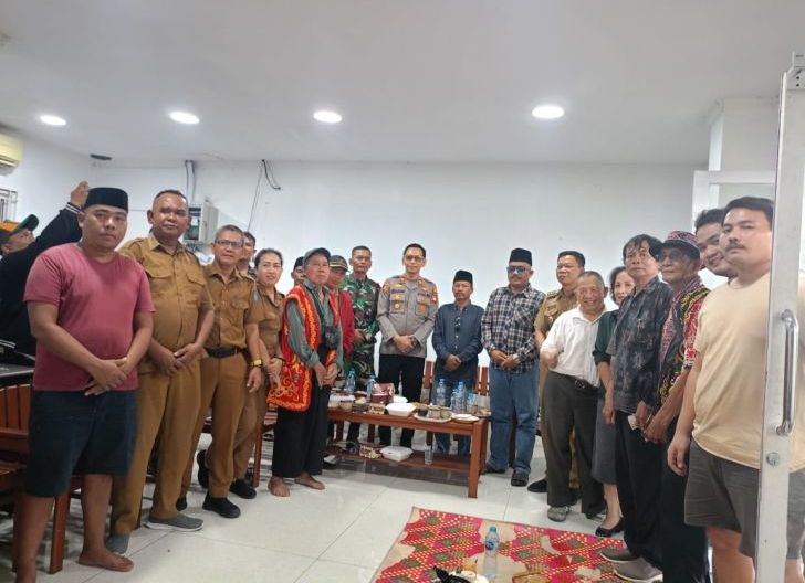Photo of Pemkec Sungai Ambawang Mediasi Keributan Antrean BBM di SPBU Desa Kore Berakhir Damai
