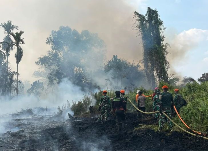 Photo of Terus Berjibaku, Prajurit Yon Parako 466 Pasgat Brajamusti Terus Berjuang Padamkan Karhutla di Arang Limbung