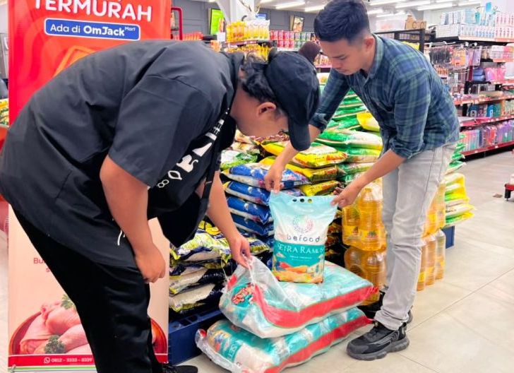 Photo of Bulog Kanwil Kalbar Distribusikan Beras Premium ke Pasar Ritel Modern