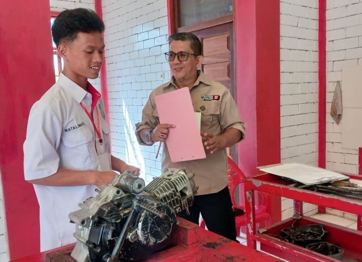 Photo of SMKS Bahtera Jagoy Babang Cetak Lulusan Terbaik Lewat UKK Berkat Dukungan Astra Motor Kalbar