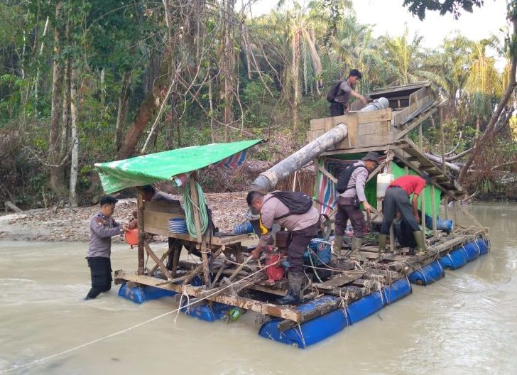 Photo of Polsek Meliau Bersama Warga Tertibkan PETI
