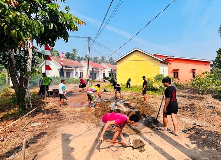 Photo of Dua Tahun Jalan Rusak Tak Kunjung Diperbaiki, Warga Kanayaqueen Kubu Raya Gotong Royong