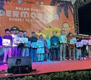 Mitra Jurnalis Bagikan Hadiah Lomba Foto dan Video HUT Kubu Raya