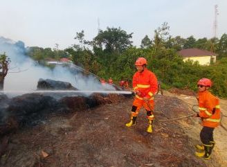 Sekban BPBD Sanggau Terjun Langsung Tangani Karhutla di Komplek Makam Kristen