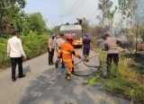 Photo of Api Melahap 1,4 Hektare Lahan di Sanggau Permai, Tim Gabungan Bergerak Cepat