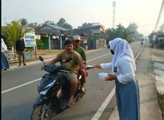 Aksi Nyata Kepedulian Terhadap Sesama, Pemuda Muhammadiyah Kubu Raya Bagikan 5.000 Masker di Tengah Kabut Asap