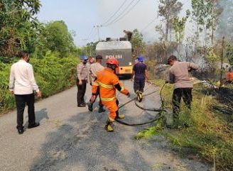Api Melahap 1,4 Hektare Lahan di Sanggau Permai, Tim Gabungan Bergerak Cepat
