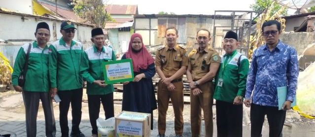 Baznas Singkawang Bantu Sembako Kepada Korban Kebakaran