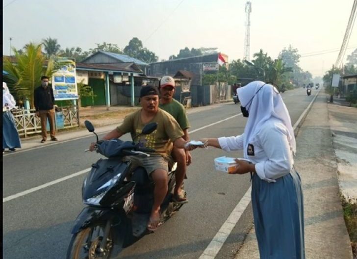 Photo of Aksi Nyata Kepedulian Terhadap Sesama, Pemuda Muhammadiyah Kubu Raya Bagikan 5.000 Masker di Tengah Kabut Asap