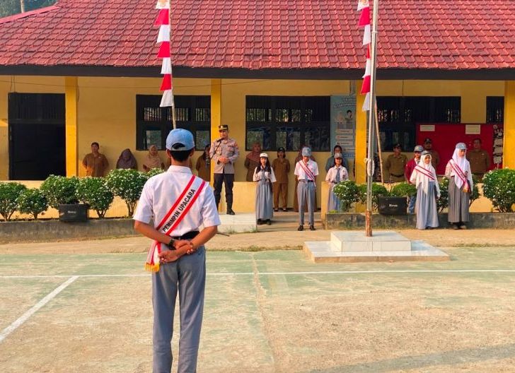 Photo of Kapolsek Beduai Jadi Pembina Upacara, Ajak Pelajar Jauhi Narkoba dan Perundungan