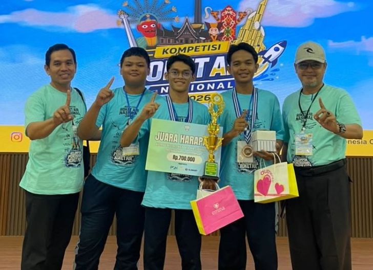 Photo of Dua Murid MAN 1 Pontianak Raih Tiket Internasional Roket Air ke Kuala Lumpur