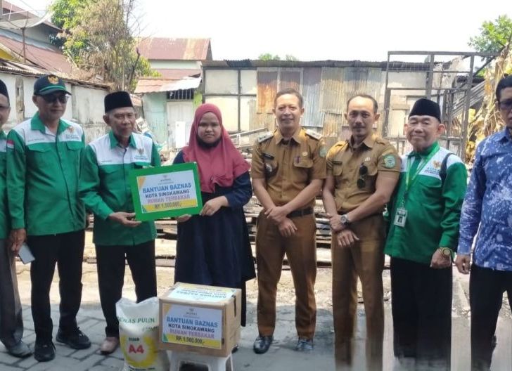 Photo of Baznas Singkawang Bantu Sembako Kepada Korban Kebakaran