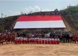 Photo of Merah Putih Raksasa Berkibar di Tebing Tugu Garuda, BAIS TNI Sukses Inisiasi 1.200 Warga Semarakkan Perbatasan Jagoi Babang