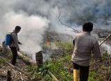 Photo of Deteksi Dini Karhutla, Polsek Parindu Cek 7 Titik Hotspot di Sejumlah Desa