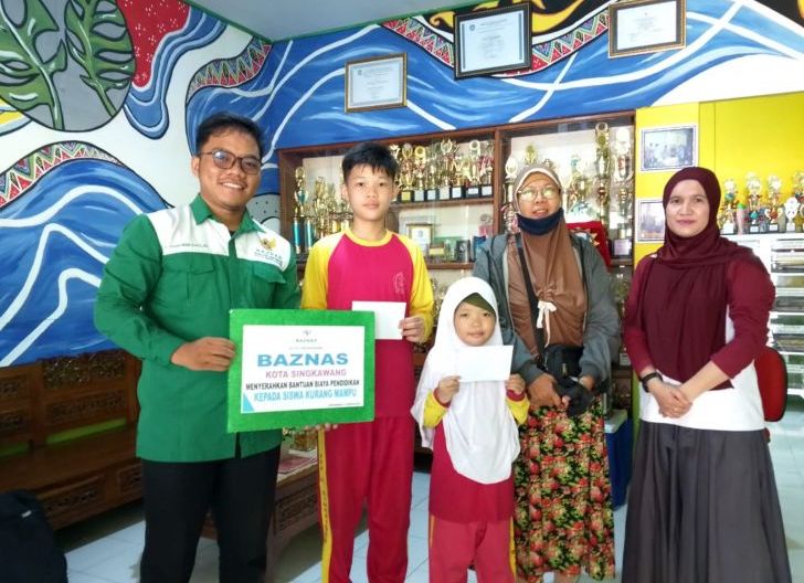 Photo of Baznas Singkawang Salurkan Beasiswa untuk 33 Siswa dan Mahasiswa