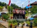 Jelang HUT RI ke-81, Brimob Kalbar Percantik Jembatan Desa Santaban dengan Nuansa Merah Putih