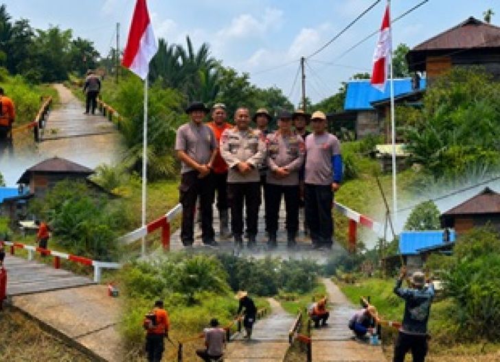 Photo of Jelang HUT RI ke-81, Brimob Kalbar Percantik Jembatan Desa Santaban dengan Nuansa Merah Putih