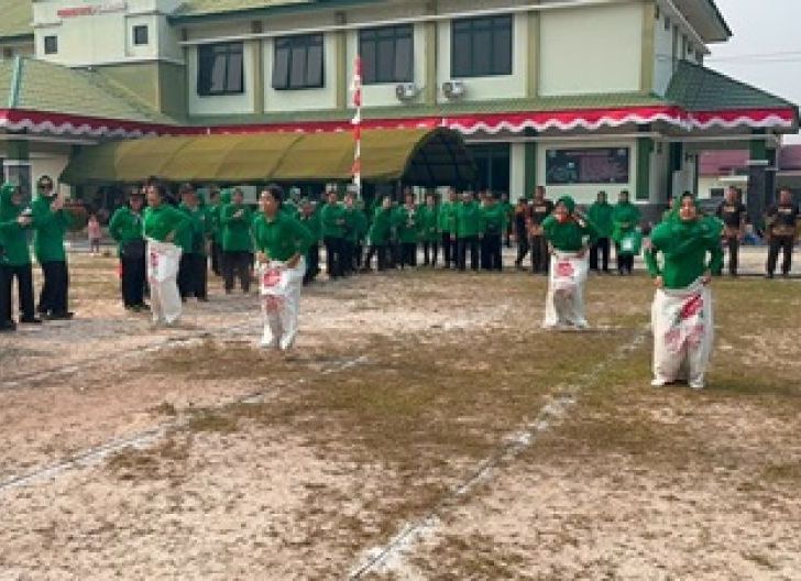 Photo of Semarak HUT RI ke-81, Dandim 1210/Landak Ikut Adu Seru di Lomba Tradisional