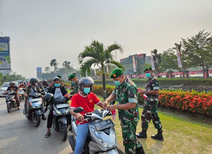 Photo of Semarakkan HUT ke-81 RI, Kodam XII/Tpr Bagikan Bendera Merah Putih dan Masker ke Pengguna Jalan