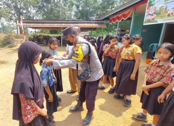 Photo of Antisipasi Dampak Kemarau, Polsek Jangkang Bagikan Masker kepada Pelajar