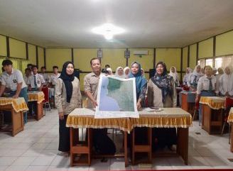 Siswa SMAN 1 Siantan Belajar Deteksi Perubahan Pantai Mempawah Lewat Citra Satelit