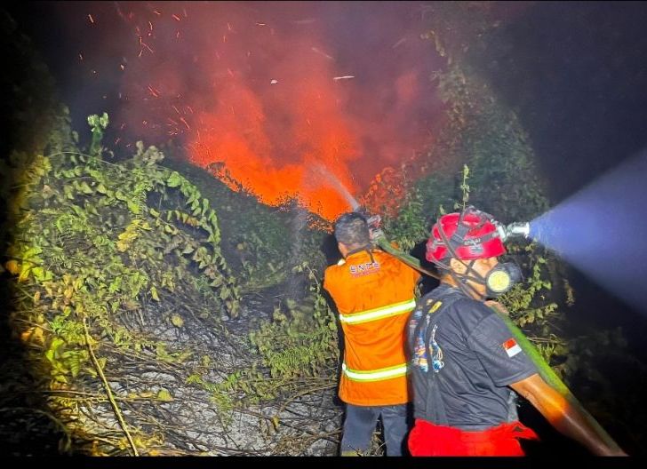 Photo of PUSDALOPS BPBD Sanggau Bersama tim Gabungan Berjibaku Padamkan Karhutla Ditanjakan Penyeladi