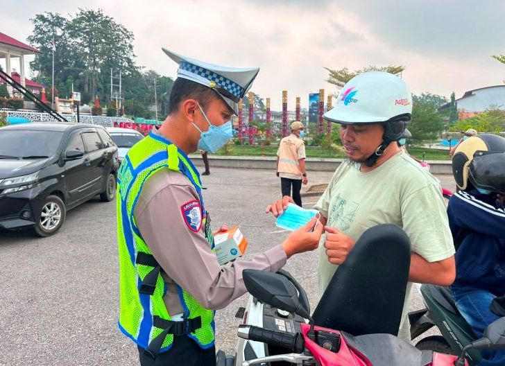 Photo of Satlantas Polres Sanggau Bagikan Masker Gratis, Ajak Masyarakat Waspadai Kualitas Udara Tidak Sehat