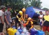 Photo of Distribusi Air Bersih Jangkau 208 Warga Terdampak Karhutla di Kubu Raya