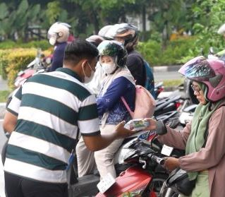 Di Tengah Kabut Asap, Imigrasi Pontianak Turun ke Jalan: Saat Kepedulian Lebih Terasa dari Sekadar Sepotong Masker