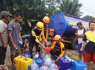 Distribusi Air Bersih Jangkau 208 Warga Terdampak Karhutla di Kubu Raya