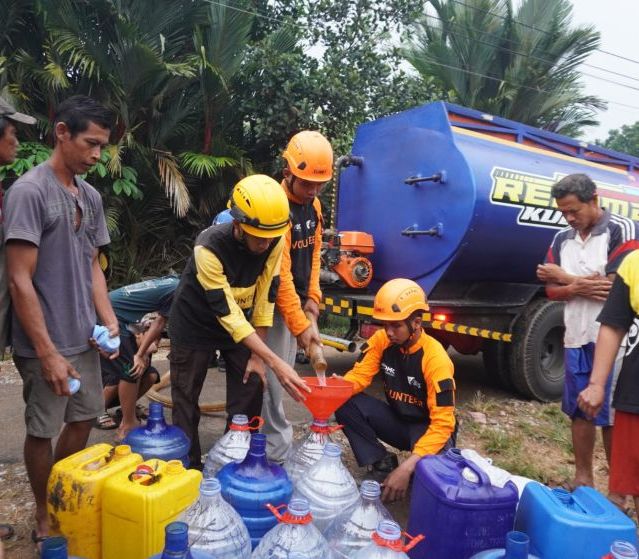 Distribusi Air Bersih Jangkau 208 Warga Terdampak Karhutla di Kubu Raya