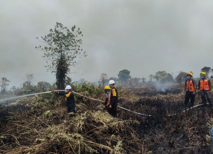 Photo of Tim Siaga Karhutla Brimob Kalbar Padamkan Api di Lahan Kosong Ketapang, Cegah Kebakaran Meluas