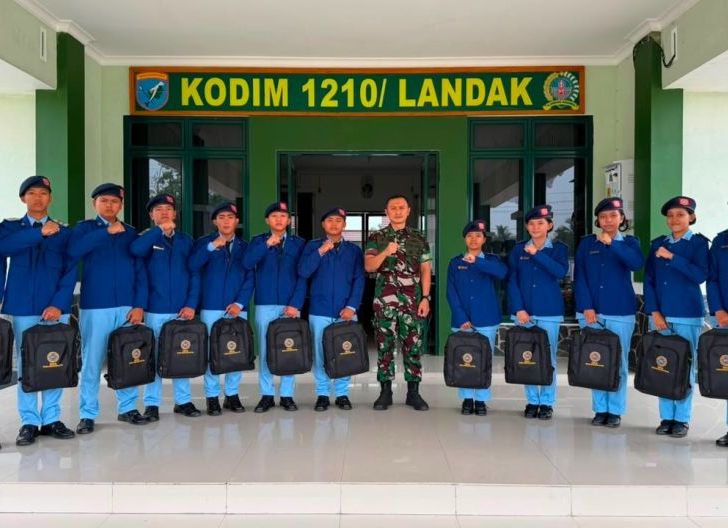 Photo of Tanamkan Semangat Generasi Muda, Dandim 1210/Landak Berikan Motivasi kepada Siswa SMA Taruna Pontianak