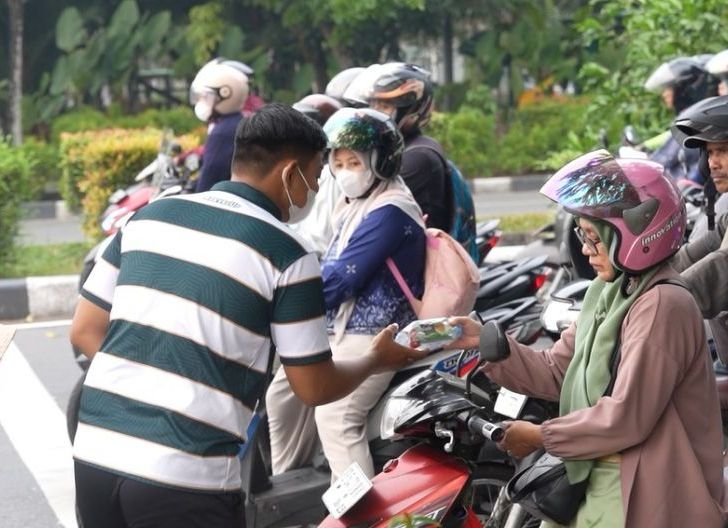 Photo of Di Tengah Kabut Asap, Imigrasi Pontianak Turun ke Jalan: Saat Kepedulian Lebih Terasa dari Sekadar Sepotong Masker