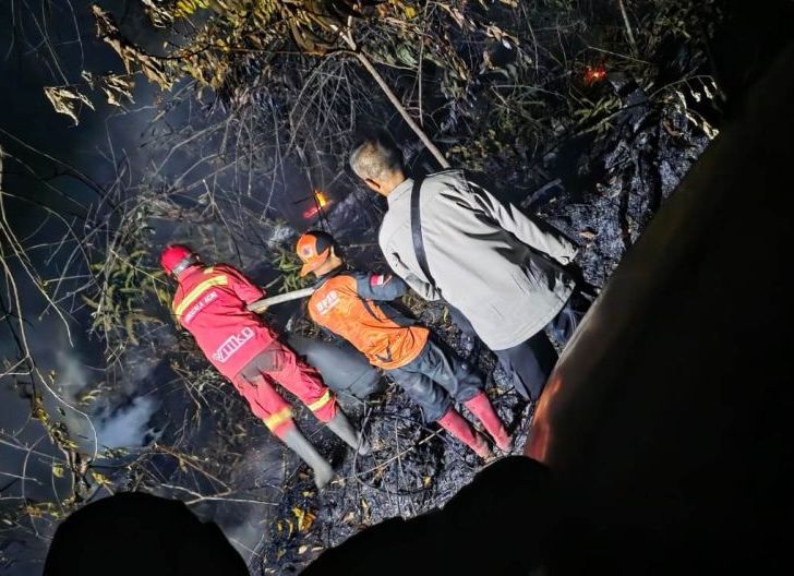 Photo of Karhutla 10 Hektare di Kayutunu Sanggau Dipadamkan, Polisi Ingatkan Bahaya Puntung Rokok