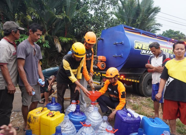 Photo of Distribusi Air Bersih Jangkau 208 Warga Terdampak Karhutla di Kubu Raya