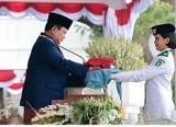 Photo of Putri Kalbar Kibarkan Kebanggaan di Istana Merdeka, Bawa Bendera Pusaka di Upacara Peringatan Proklamasi Kemerdekaan RI