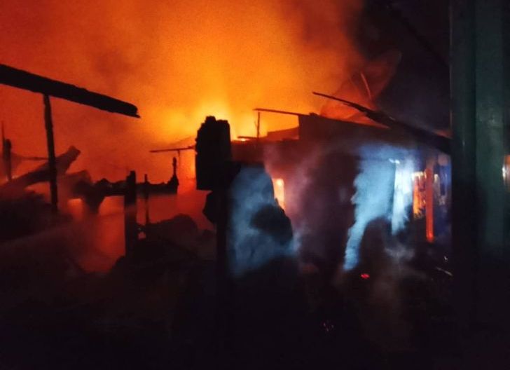 Photo of Sebanyak 8 Rumah di Singkawang Terbakar, 1 Anak Meninggal Dunia