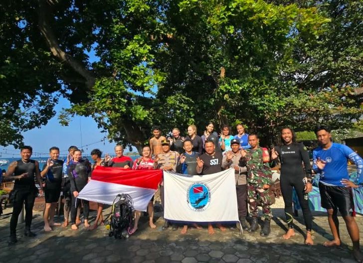 Photo of Semarak HUT RI ke-81, PB POSSI Kibarkan Merah Putih di Bawah Laut Pemuteran Bali