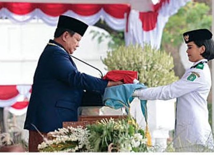 Photo of Putri Kalbar Kibarkan Kebanggaan di Istana Merdeka, Bawa Bendera Pusaka di Upacara Peringatan Proklamasi Kemerdekaan RI